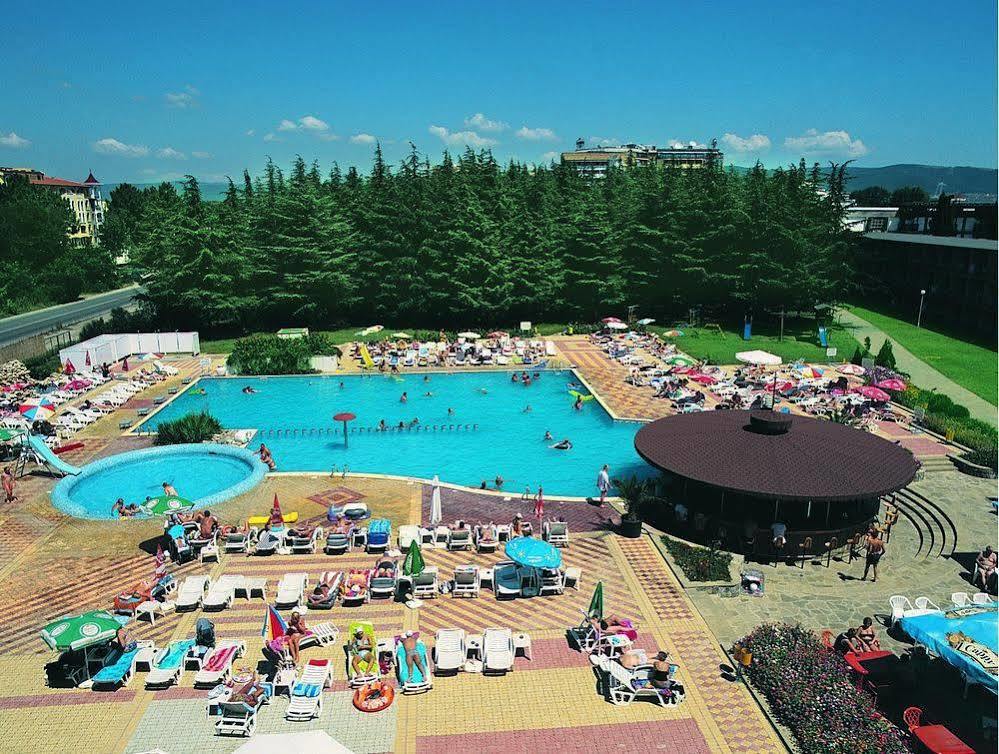 Continental Park Hotel Pantai Sunny Bagian luar foto